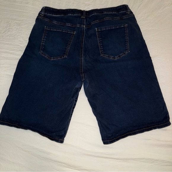 Croft & Barrow Women's Denim Shorts - Picture 3 of 6